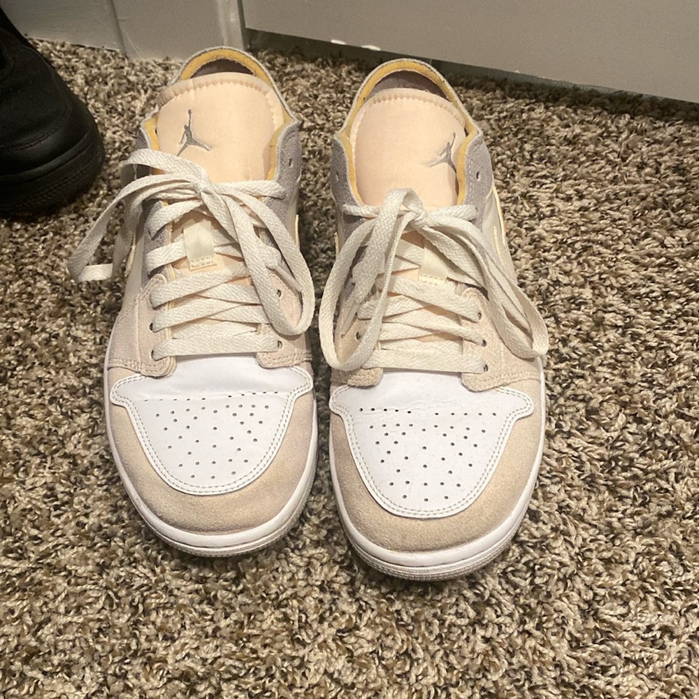 LIKE NEW JORDANS